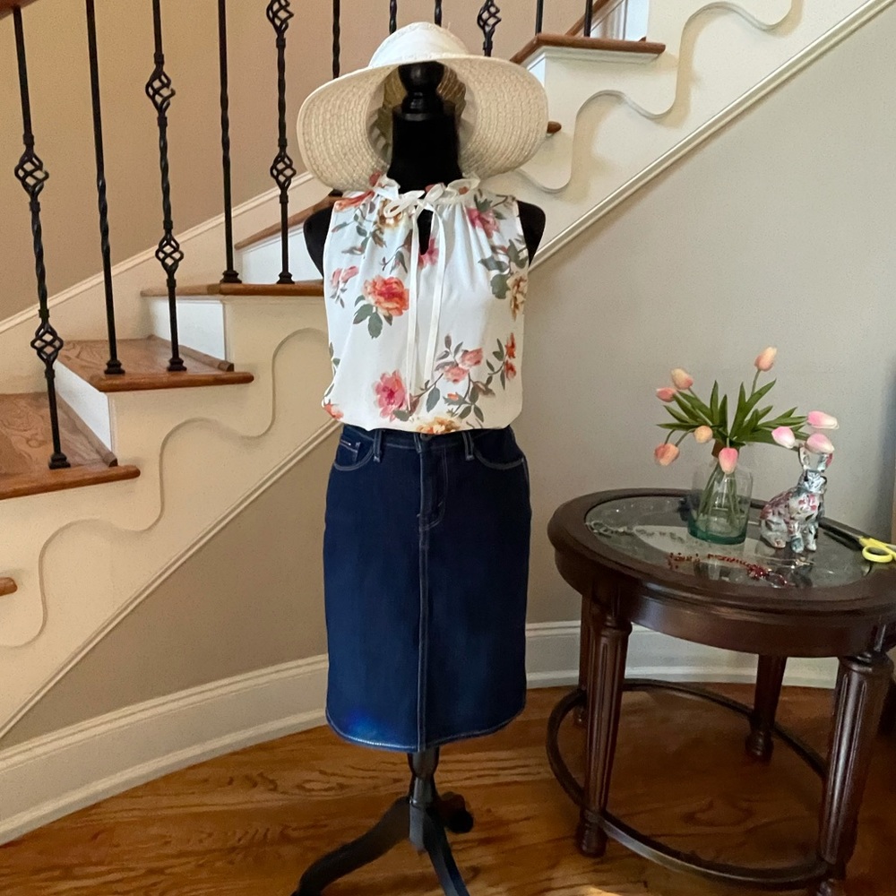 Levi’s Denim Skirt .. Sz 8 …💗💗 EUC